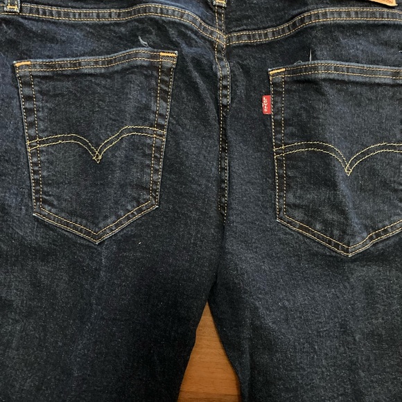 Four pairs of assorted Levi’s jeans (blue) one pair of black jeans - Picture 6 of 10